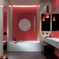 ideja par neparasta dizaina flīžu klāšanu vannas istabas attēlā