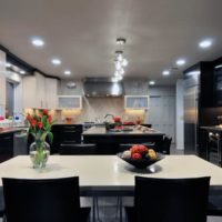 design de cuisine avec intérieur noir et blanc