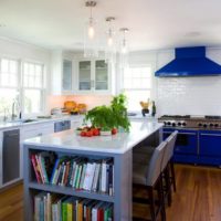 conception de cuisine avec fenêtre et ensemble bleu