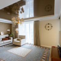 ontwerp en combinatie van behang in de woonkamer