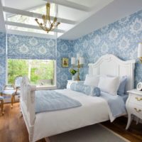 conception d'une petite chambre dans les couleurs bleu et blanc