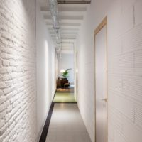 piccolo corridoio corridoio nella foto di design di Krusciov