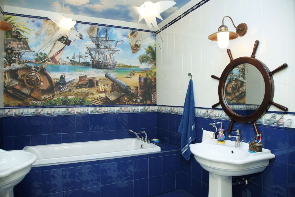 jūrinio stiliaus vonios kambarys