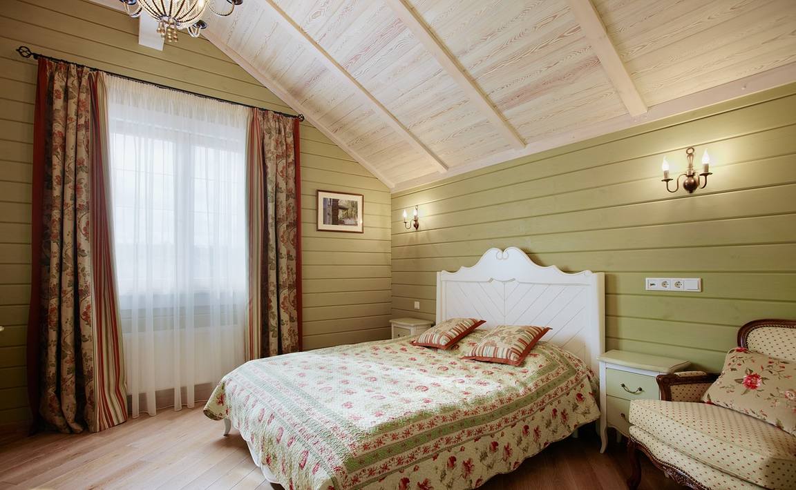Ombra di pistacchi di pareti in una camera da letto provenzale