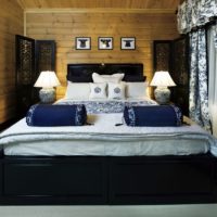camera da letto in una casa di legno dai colori freddi