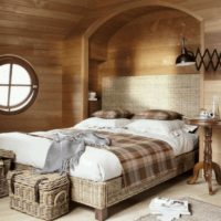 camera da letto in una casa di legno in soffitta