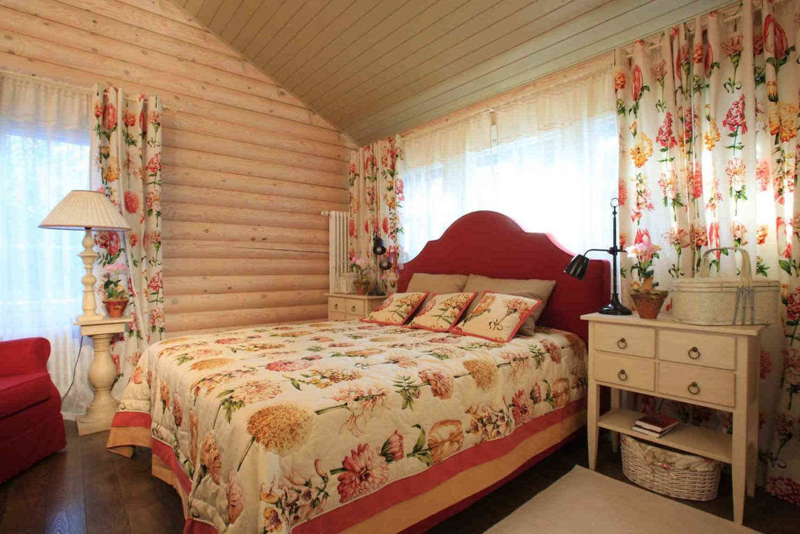 soffitto della camera da letto con pareti di tronchi