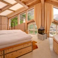 camera da letto in una casa di legno al piano attico