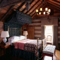 camera da letto in una soffitta di casa in legno