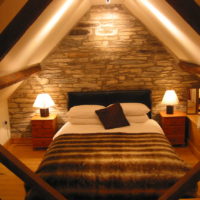 camera da letto in una casa di legno senza finestre