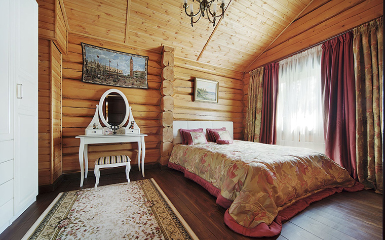 arredamento di una camera da letto in una casa di legno