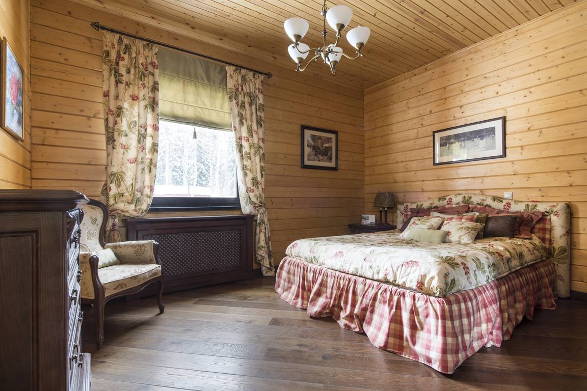 foto di una camera da letto in una casa di legno