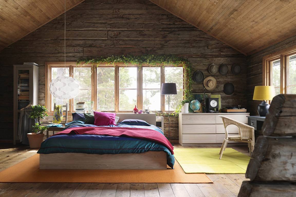 interno di una camera da letto in una casa di legno