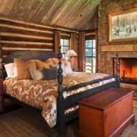 camera da letto in una casa di legno con muratura