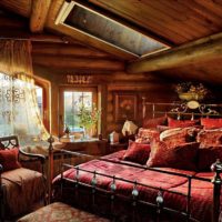 camera da letto in una casa in legno con letto in ferro battuto