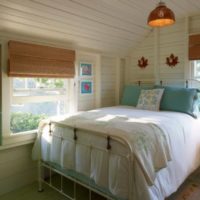 camera da letto in una casa di legno in bianco