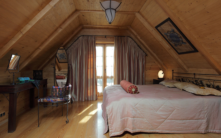 camera da letto in una casa di legno in soffitta