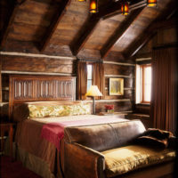 camera da letto in una casa di legno in stile rustico