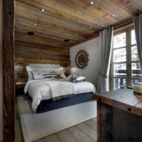 camera da letto in una casa di legno di colori grigio-marrone