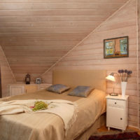 camera da letto in una casa di legno con soffitto smussato