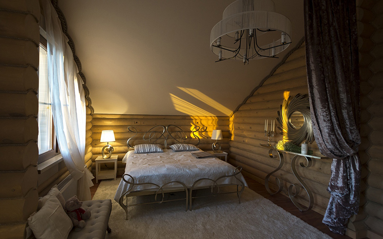 foto di una camera da letto con tetto spiovente