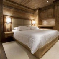 camera da letto in una casa in legno illuminazione spot