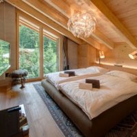 chambre dans un éclairage central de maison en bois