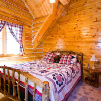 camera da letto in una casa di legno con tende