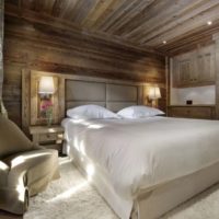 camera da letto in un design del soffitto di casa in legno