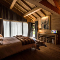 camera da letto in una casa in legno faretti