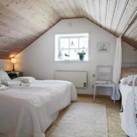 chambre confortable dans une maison en bois