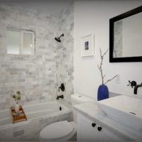 baltas flīzes vannas istabai
