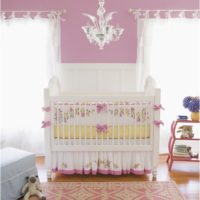 chambre de bébé pour lit nouveau-né avec des arcs