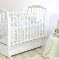 stanza del bambino per il letto bianco neonato