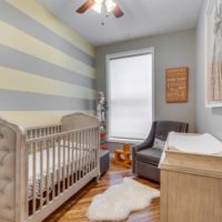 chambre de bébé pour lit en bois clair nouveau-né