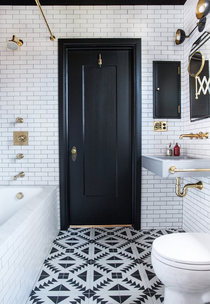 Kombinētās vannas istabas interjera dizains melnbaltā krāsā