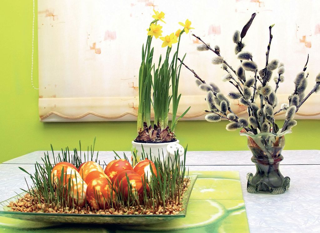 Décoration de table de fête pour les verts et les fleurs de Pâques