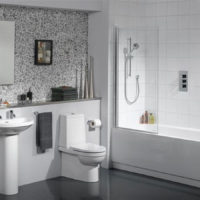 Balta plytelė kombinuoto vonios kambario dizaine