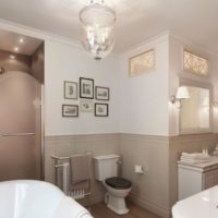 Ruime gecombineerde badkamer van een landhuis