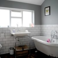 Design a loft kombinált fürdőszobájának stílusában