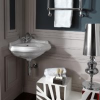 Sarok mosdó klasszikus stílusú fürdőszobában