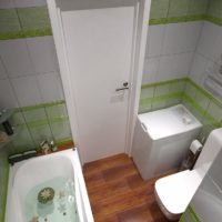 Gecombineerde badkamer met een glanzende tegel