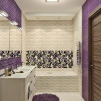 Lila kleur in het ontwerp van de gecombineerde badkamer