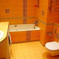 Fotó a sárgarépa árnyalatú kombinált fürdőszoba belsejéről