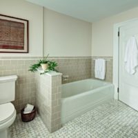 Scheiding van een gecombineerde badkamer in zones met behulp van een scheidingswand