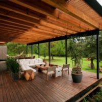 Terrasse extérieure avec plancher en bois dans le pays