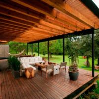 Spacieuse terrasse avec plancher en bois dans le pays