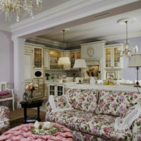 Canapé coloré dans le salon d'un immeuble de style provençal