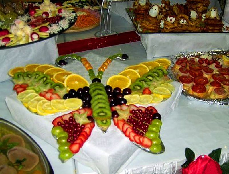 Farfalla fatta di frutti nel design del tavolo di nozze
