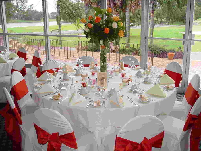 Table d'hôtes avec un bouquet de fleurs fraîches